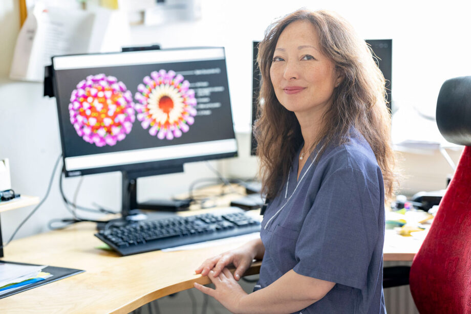 Fotografi av Soo Aleman som sitter vid sitt skrivbord