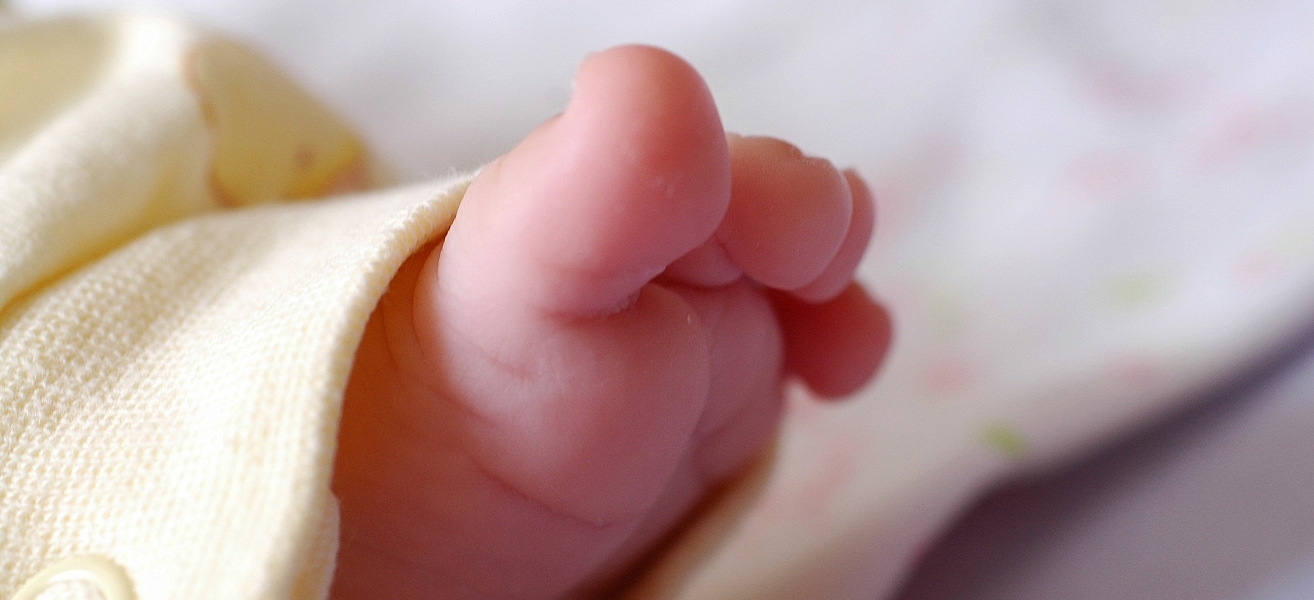 Bebisfot med gul filt.